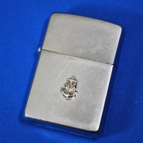 最後のドット刻印、1965年製　アメリカ海軍ピンズ貼り【ZIPPO】